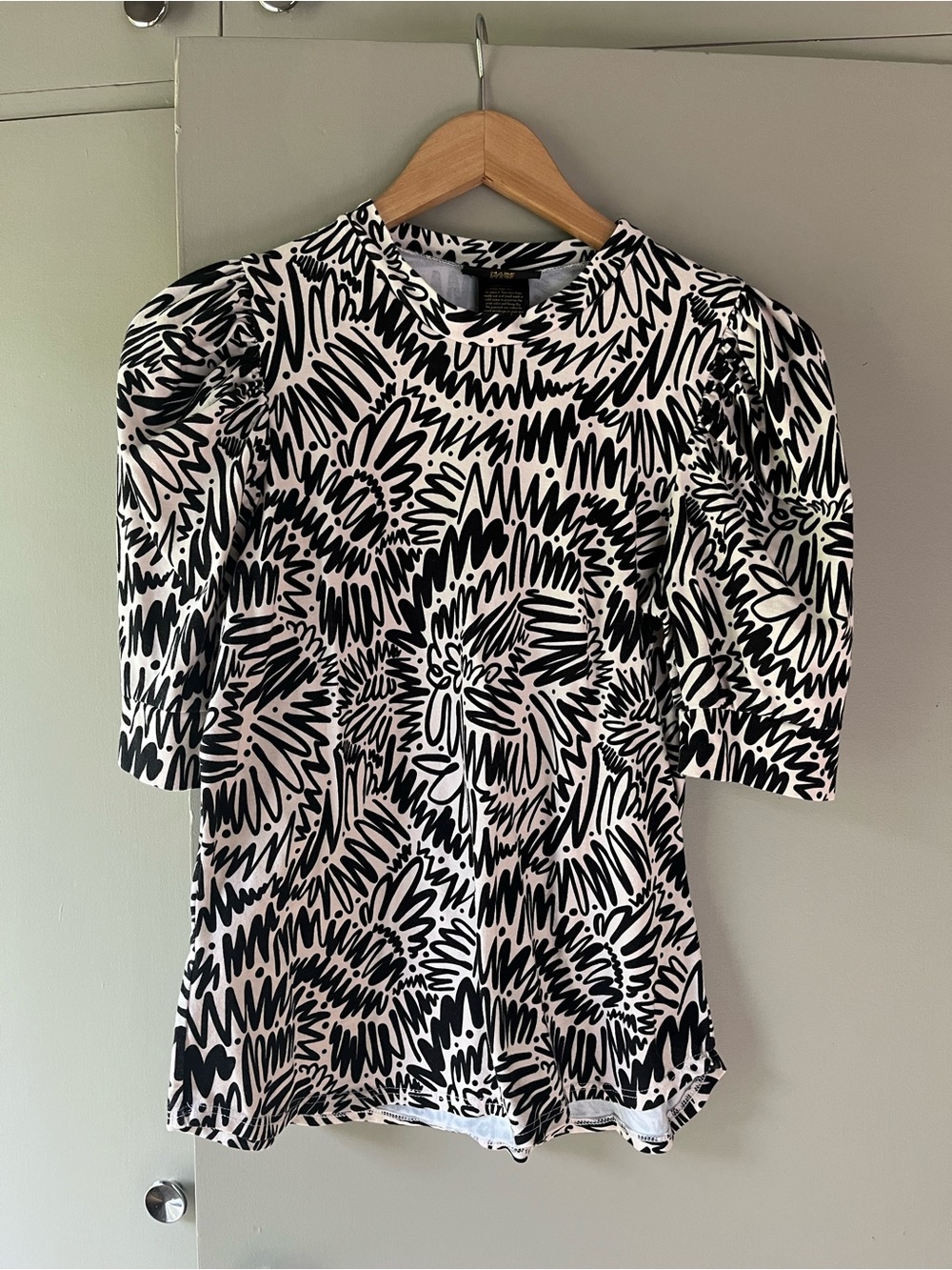 Nooworks Size M Black & White Squiggles Puff Sleeve Top